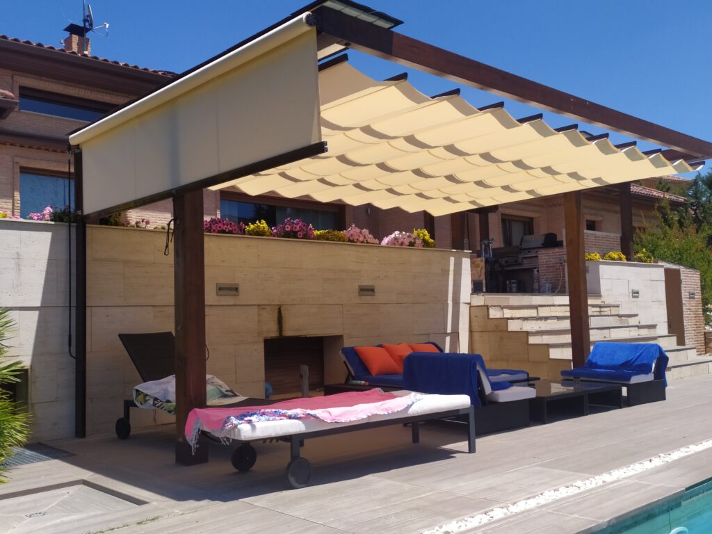 Pergola de madera con toldo palillero superior y toldo enrrollable en el lateral.