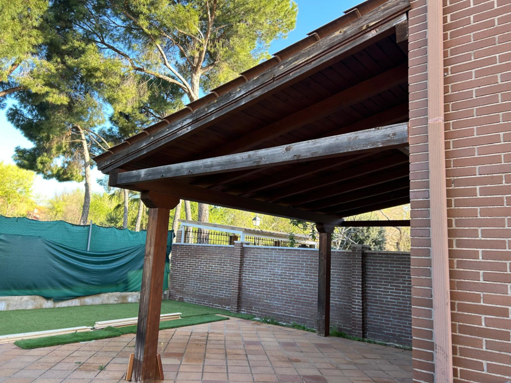 Pergola de madera deteriorada por falta de mantenimiento