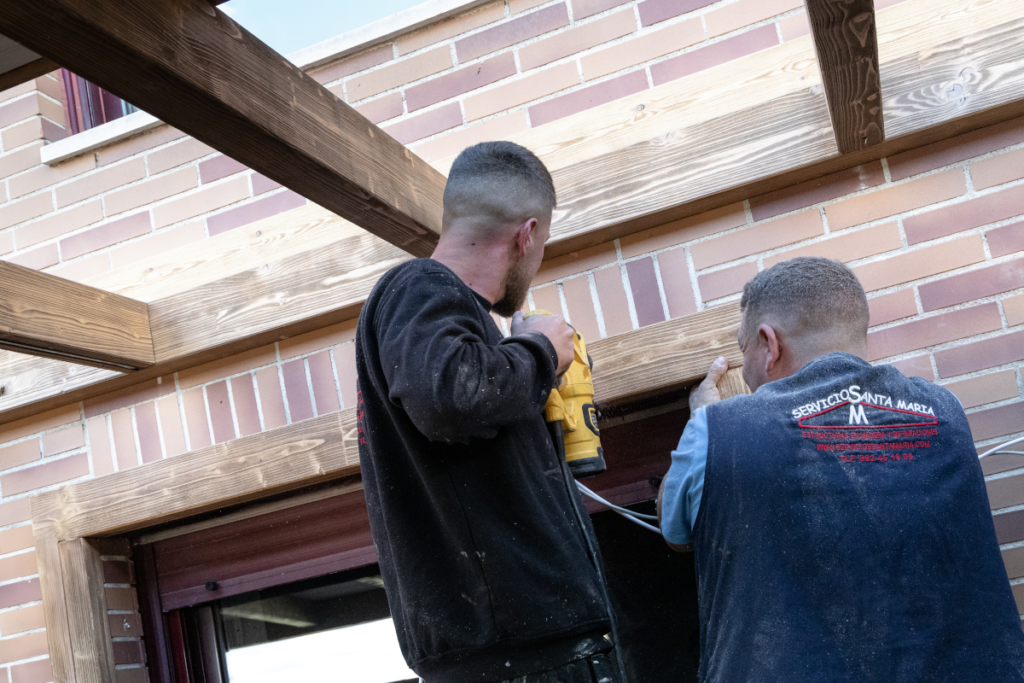 Atornillando una pieza de madera de una pérgola.