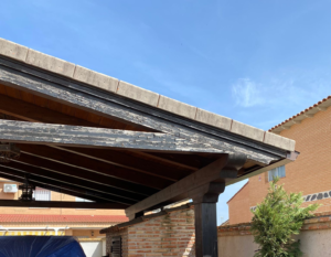 Pérgola deteriorada por falta de mantenimiento.