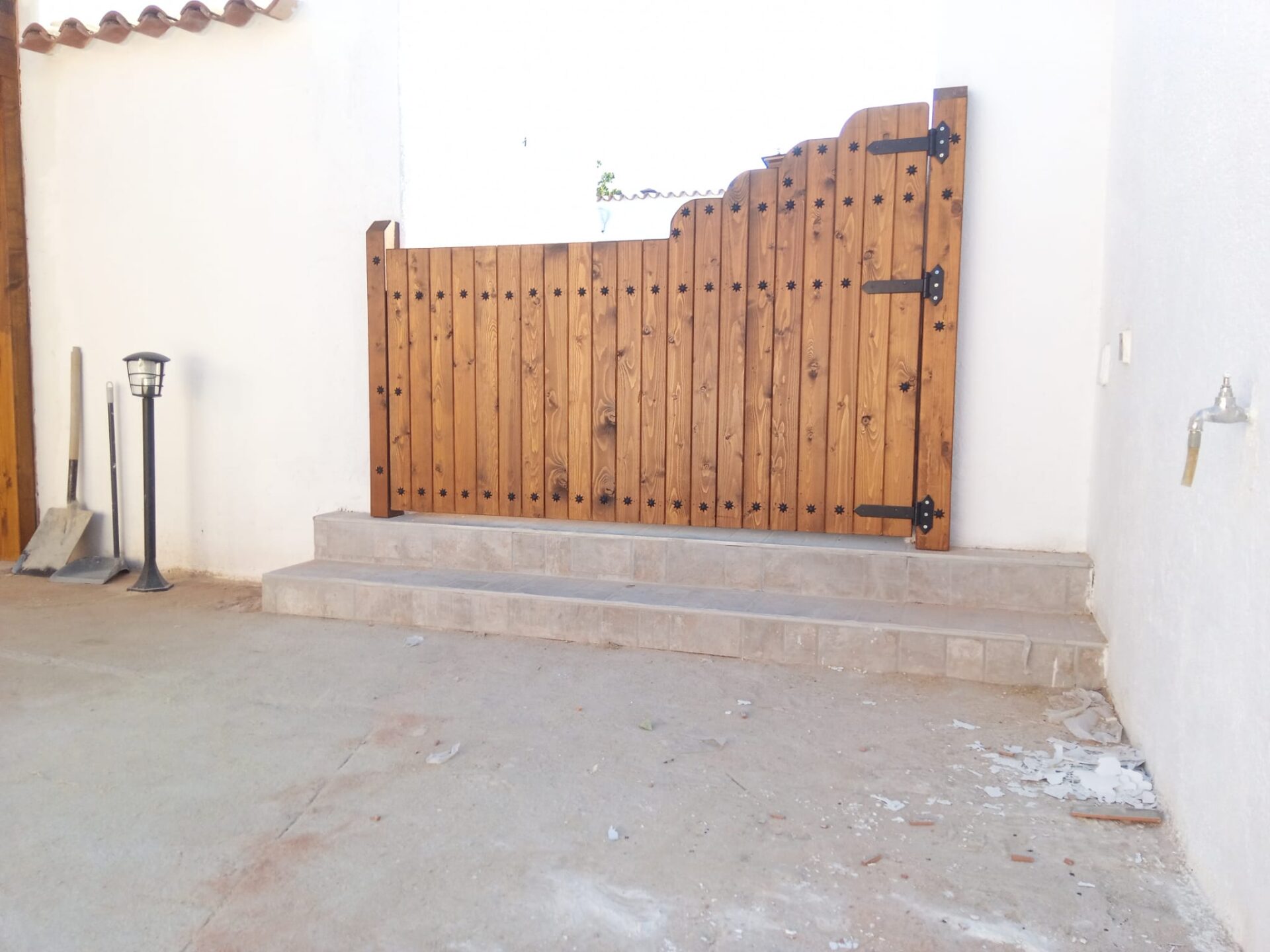Puerta de paso en finca rústica