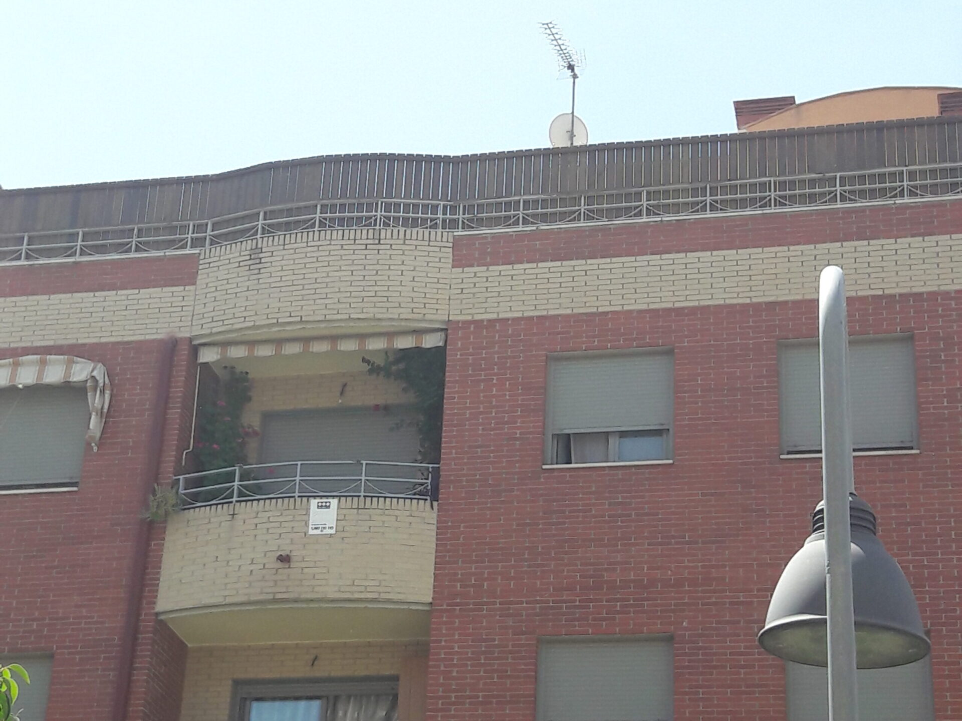 Valla de tablas verticales en azotea.