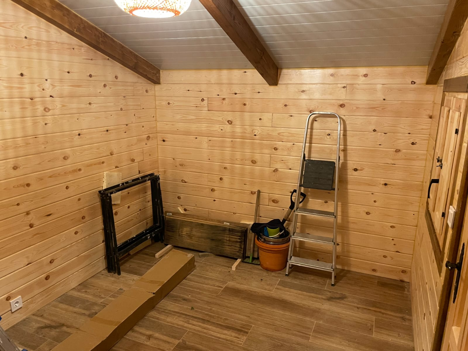 Interior de la caseta de madera de jardín a medida. Interior de la caseta de madera de jardín a medida.