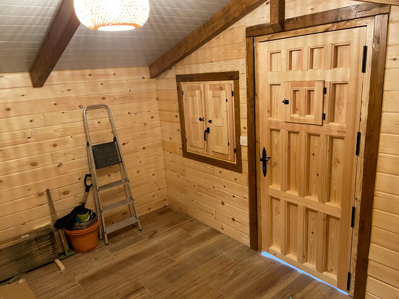 1758445946687 Interior de la caseta de madera de jardín a medida.