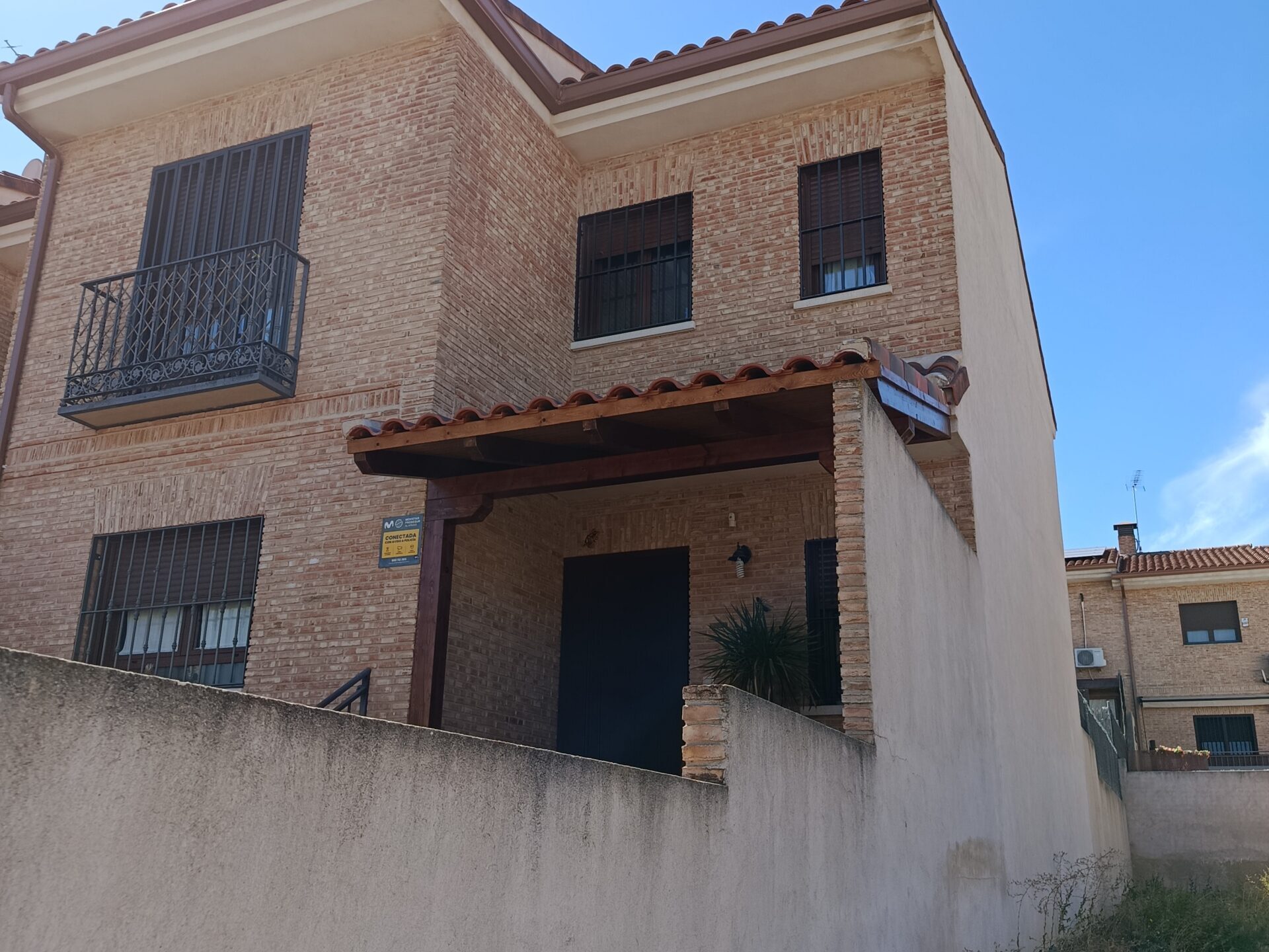 Porche en entrada de chalet adosado.