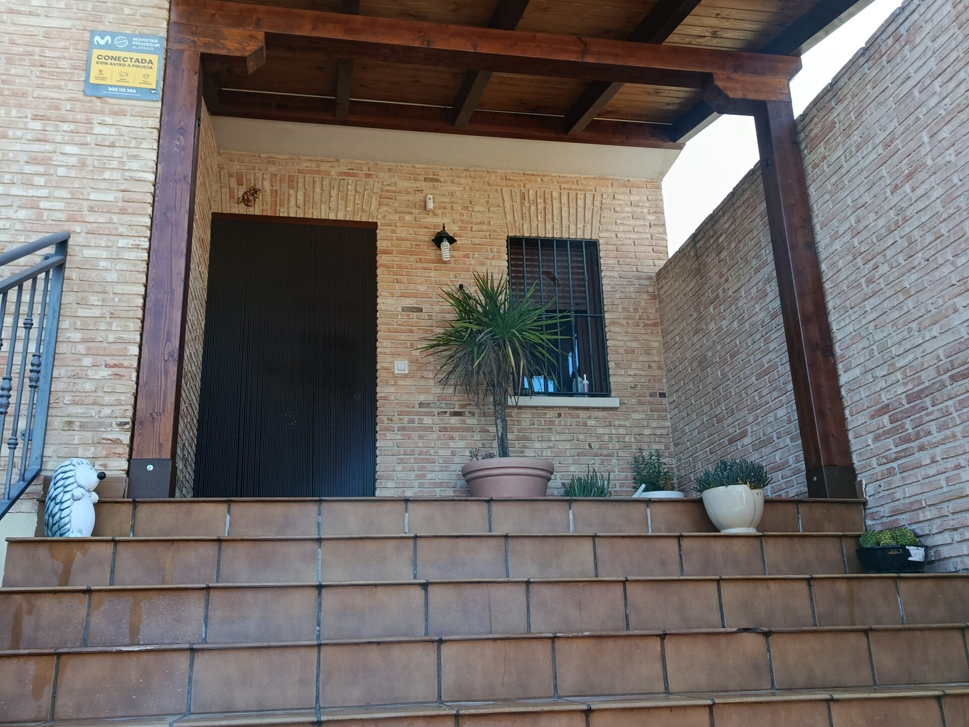 Porche en entrada de chalet adosado.