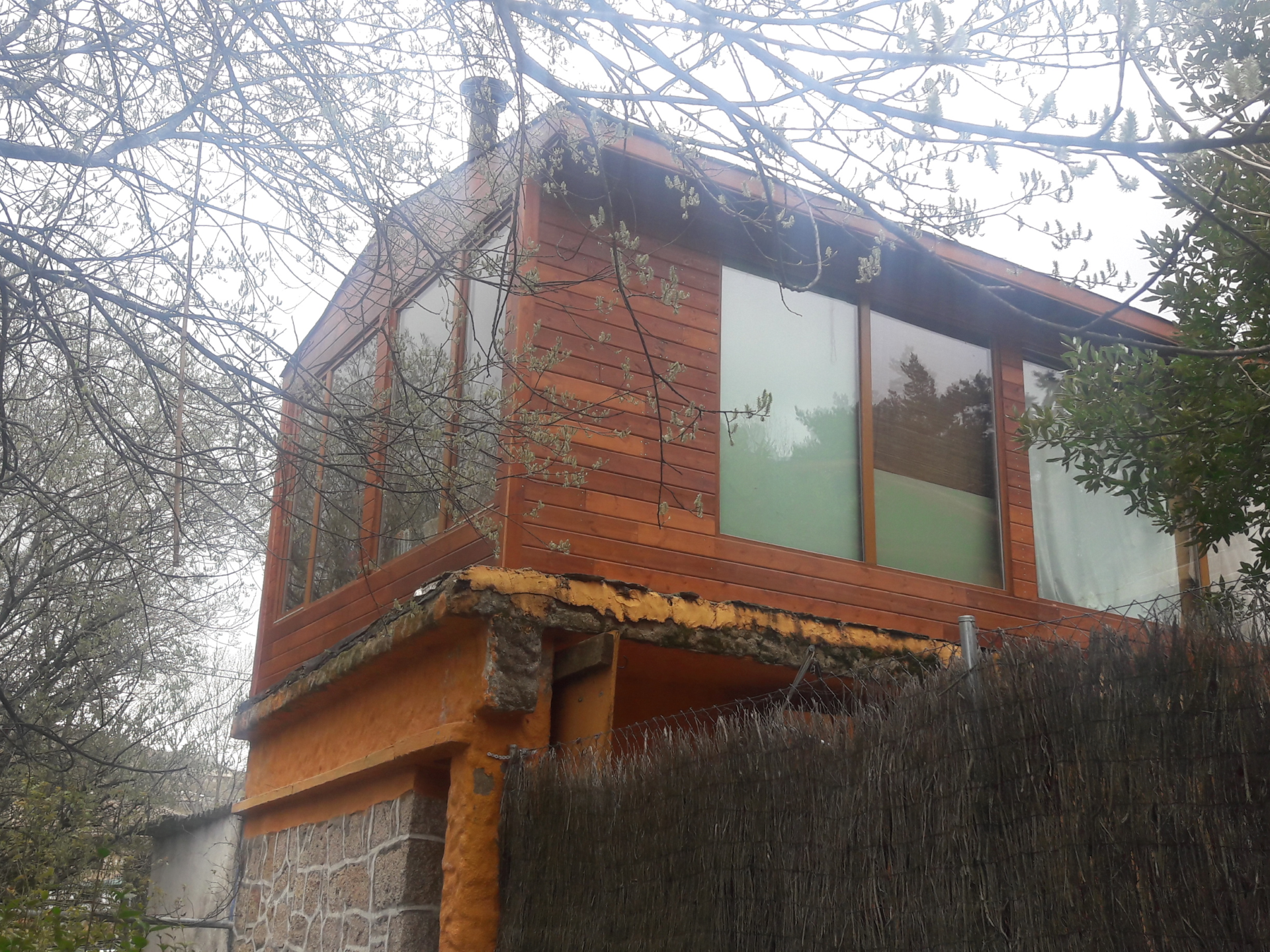Casa de madera después de una profunda restauración. Casa de madera después de una profunda restauración.
