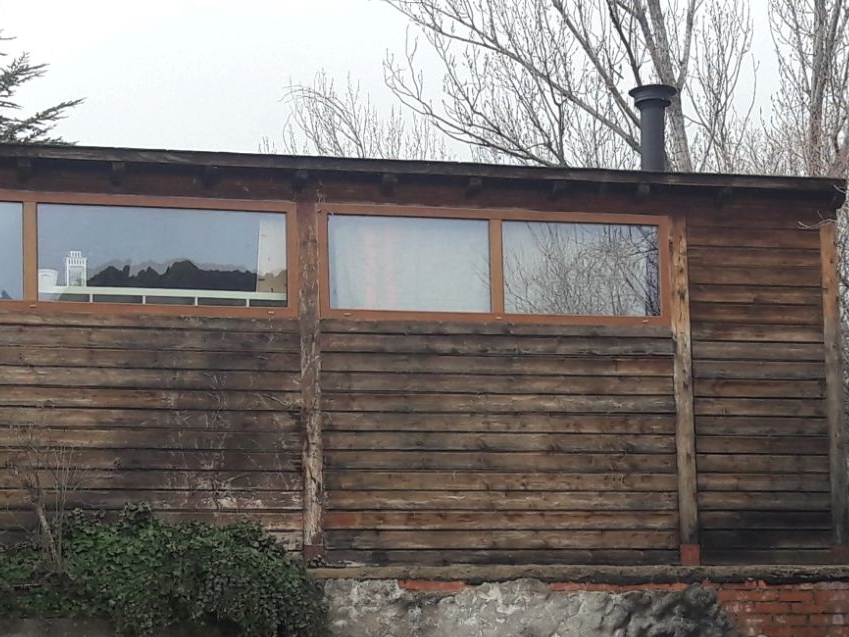 ANTES 2 Casa de madera severamente deteriorada por falta de mantenimiento.