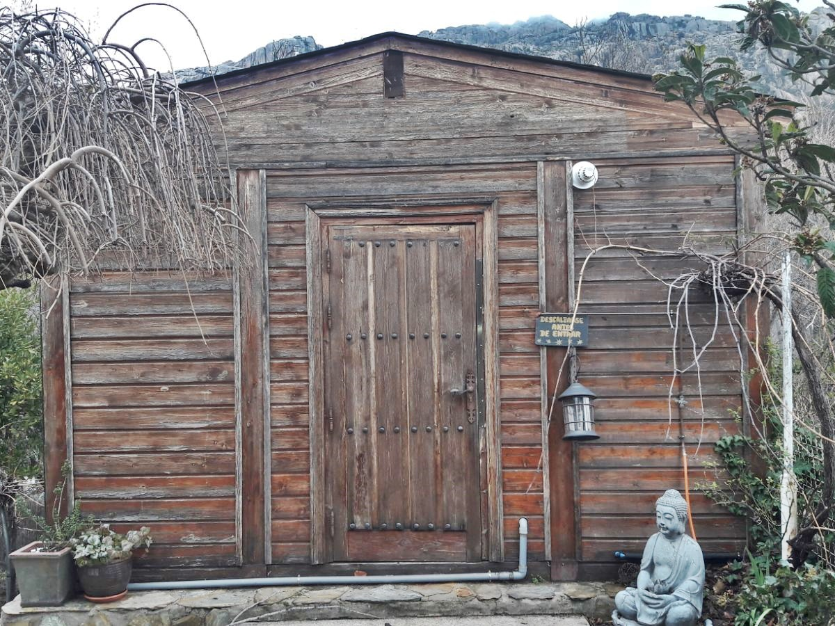 Casa de madera severamente deteriorada por falta de mantenimiento. Casa de madera severamente deteriorada por falta de mantenimiento.