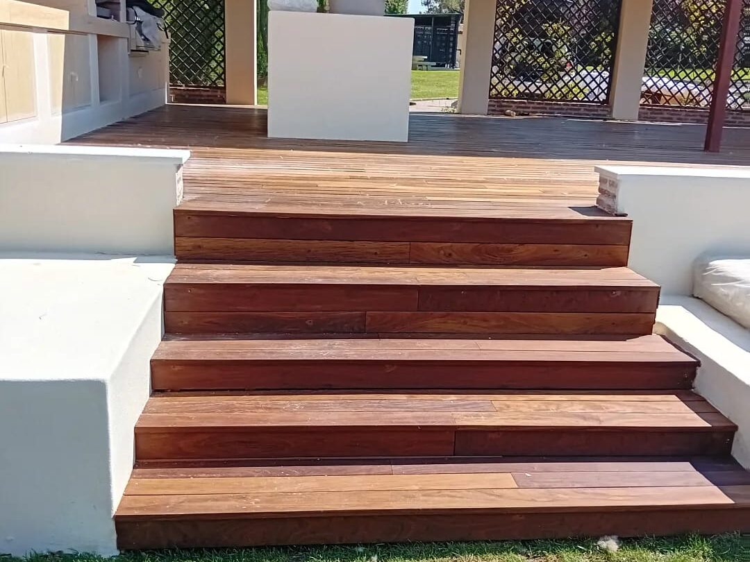 Escaleras de tarima de madera.