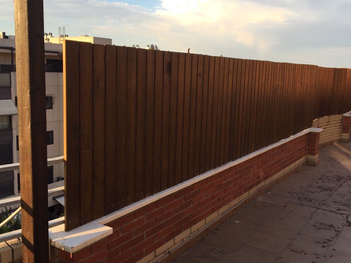 Valla de tablas verticales en azotea.
