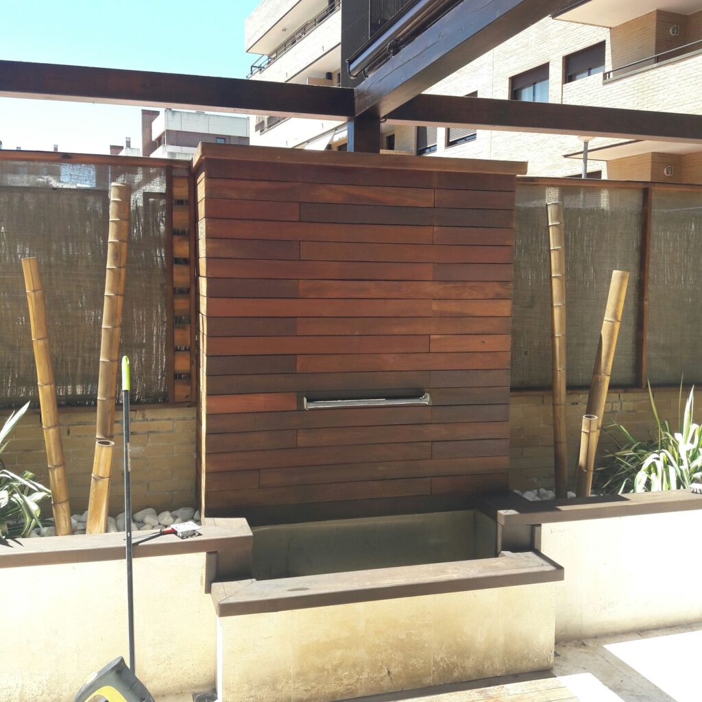 Aportando estilo con valla de madera.