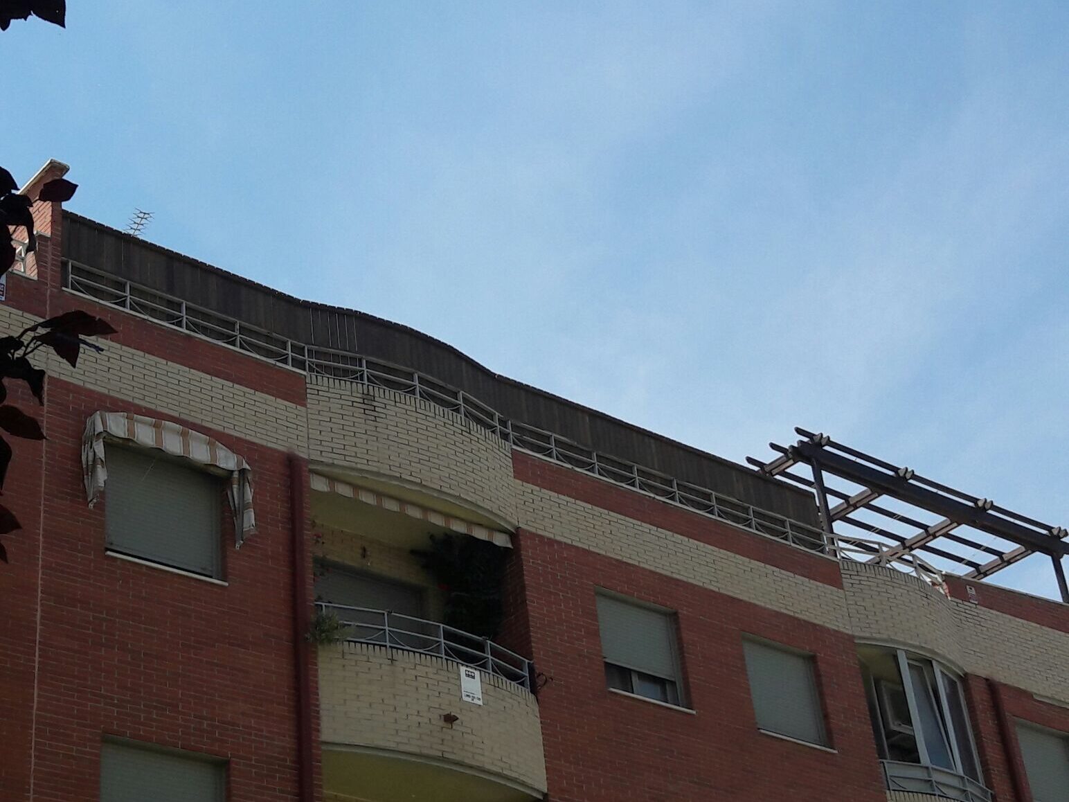 Valla de madera en la azotea.