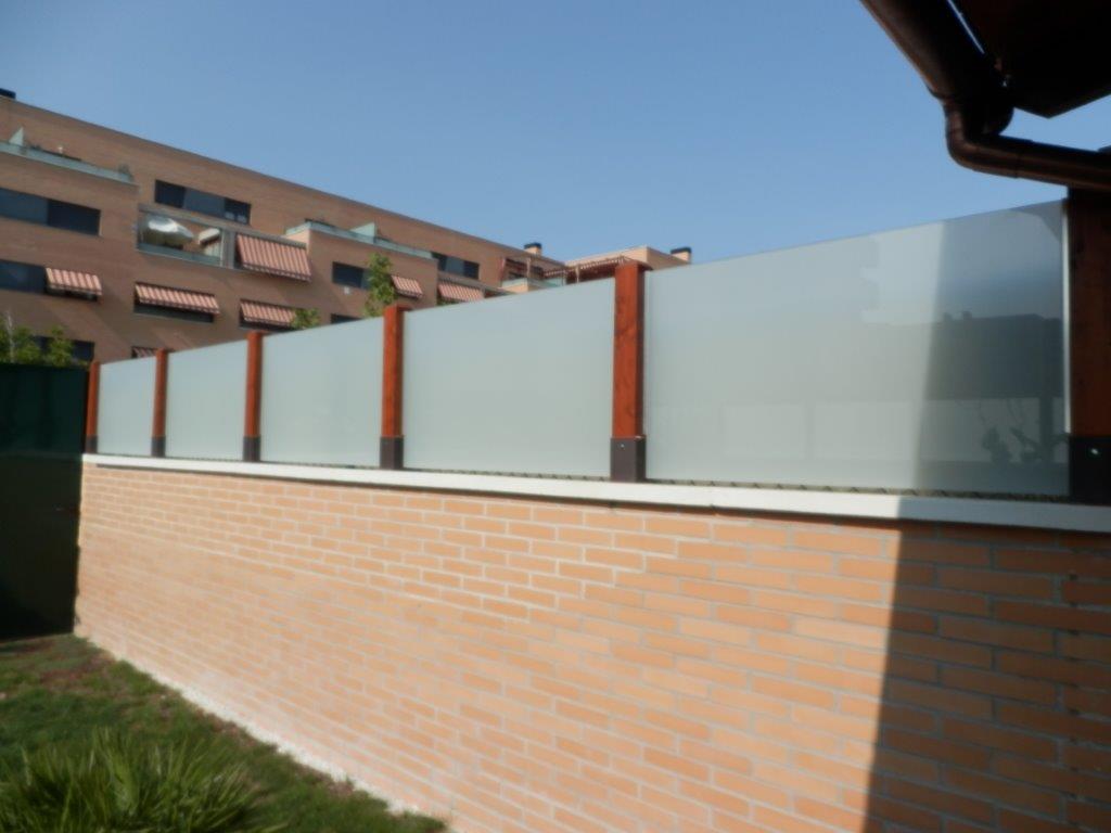 Valla de cristal y madera.