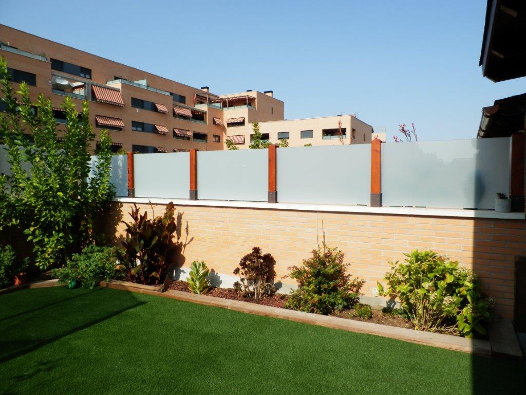 Valla de cristal y madera.