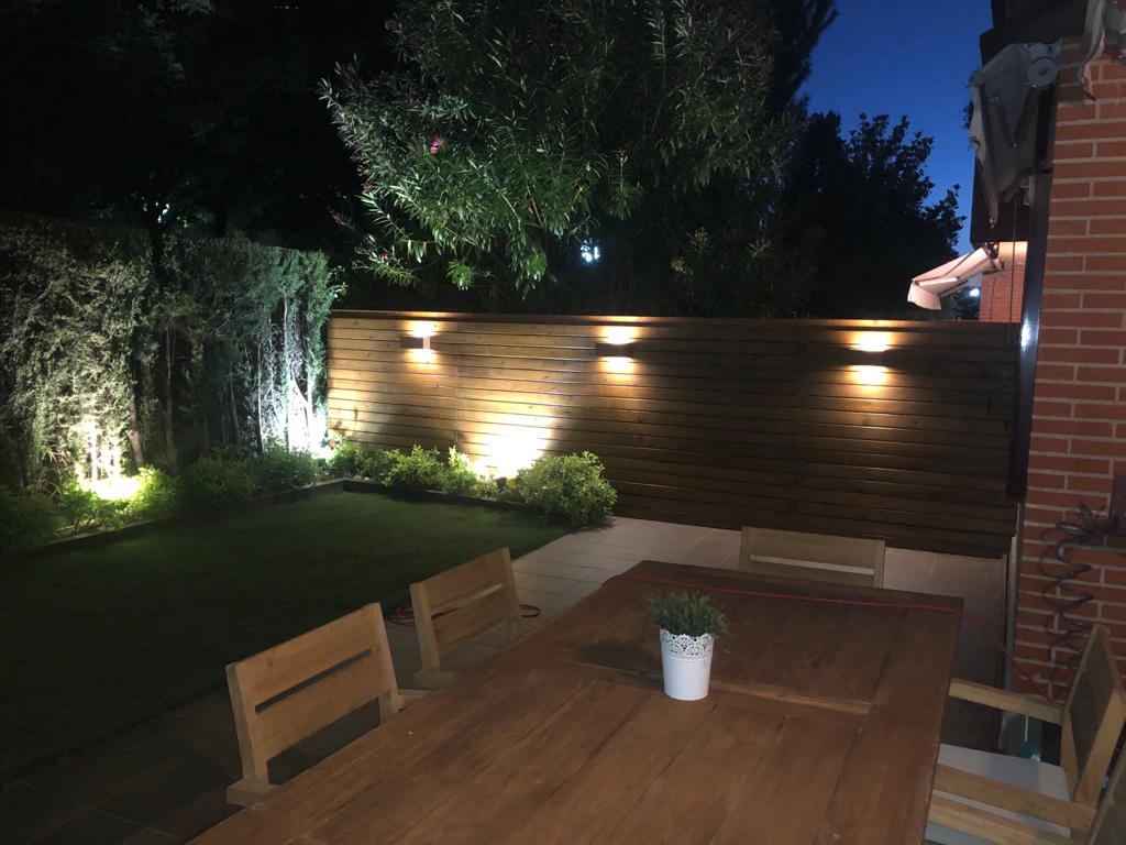 Valla de tablas horizontales.