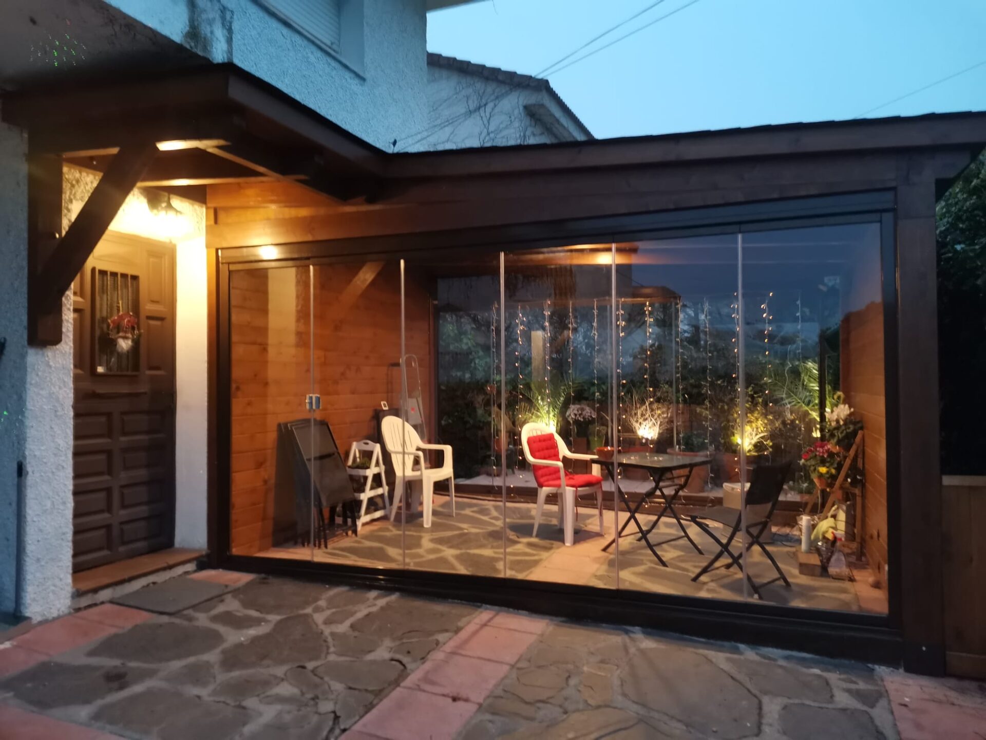 Ganando espacio de hogar con porche acristalado.