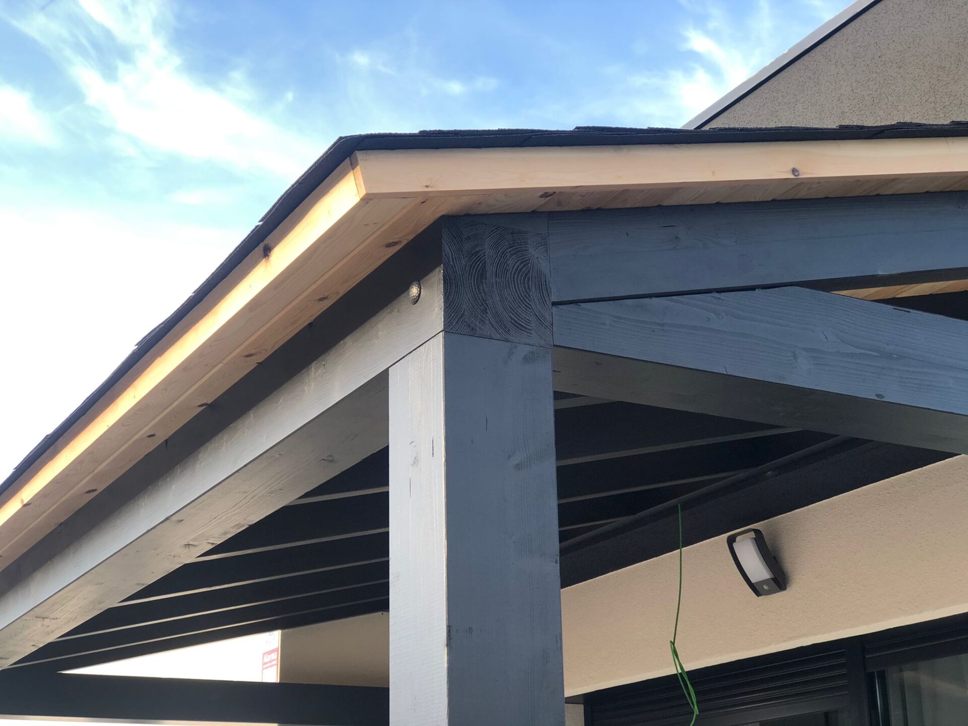 Contraste de colores en este porche de estilo moderno.