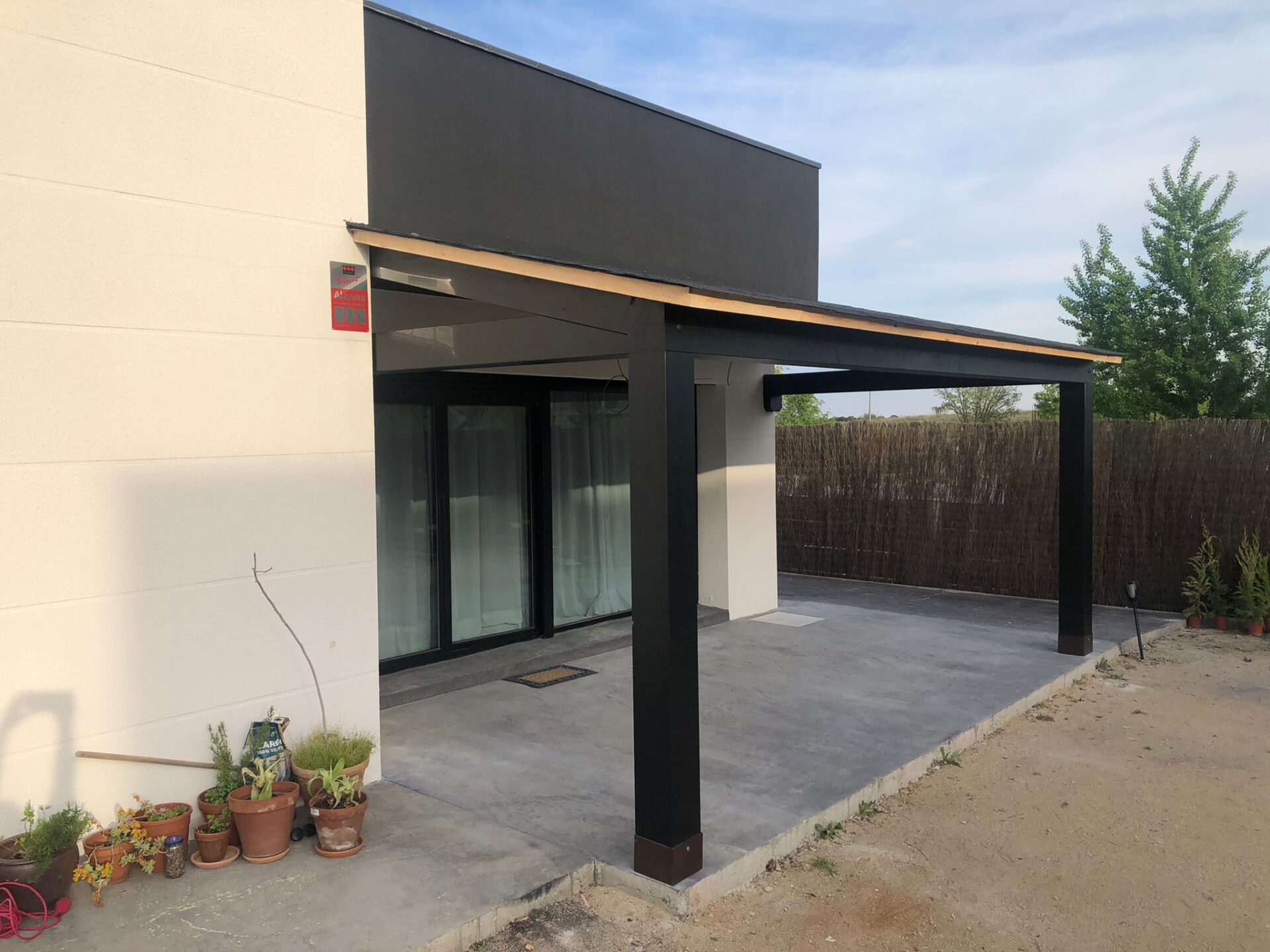 Contraste de colores en este porche de estilo moderno.