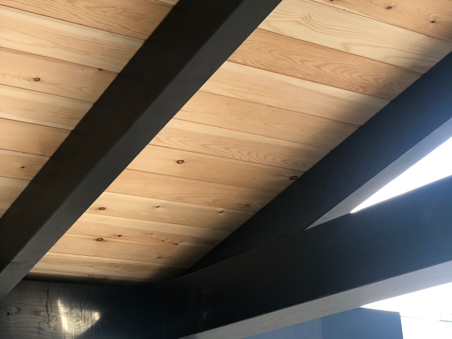 Contraste de colores en este porche de estilo moderno.