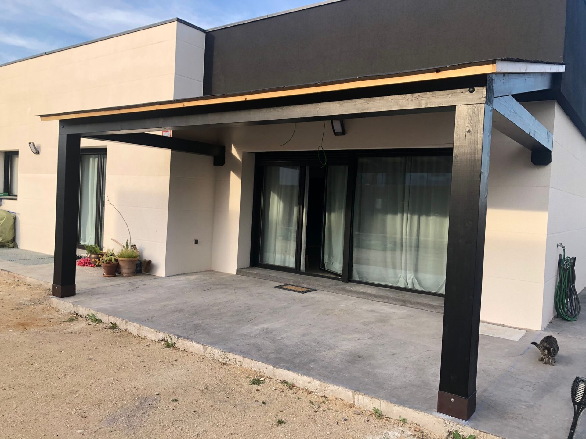 Contraste de colores en este porche de estilo moderno.