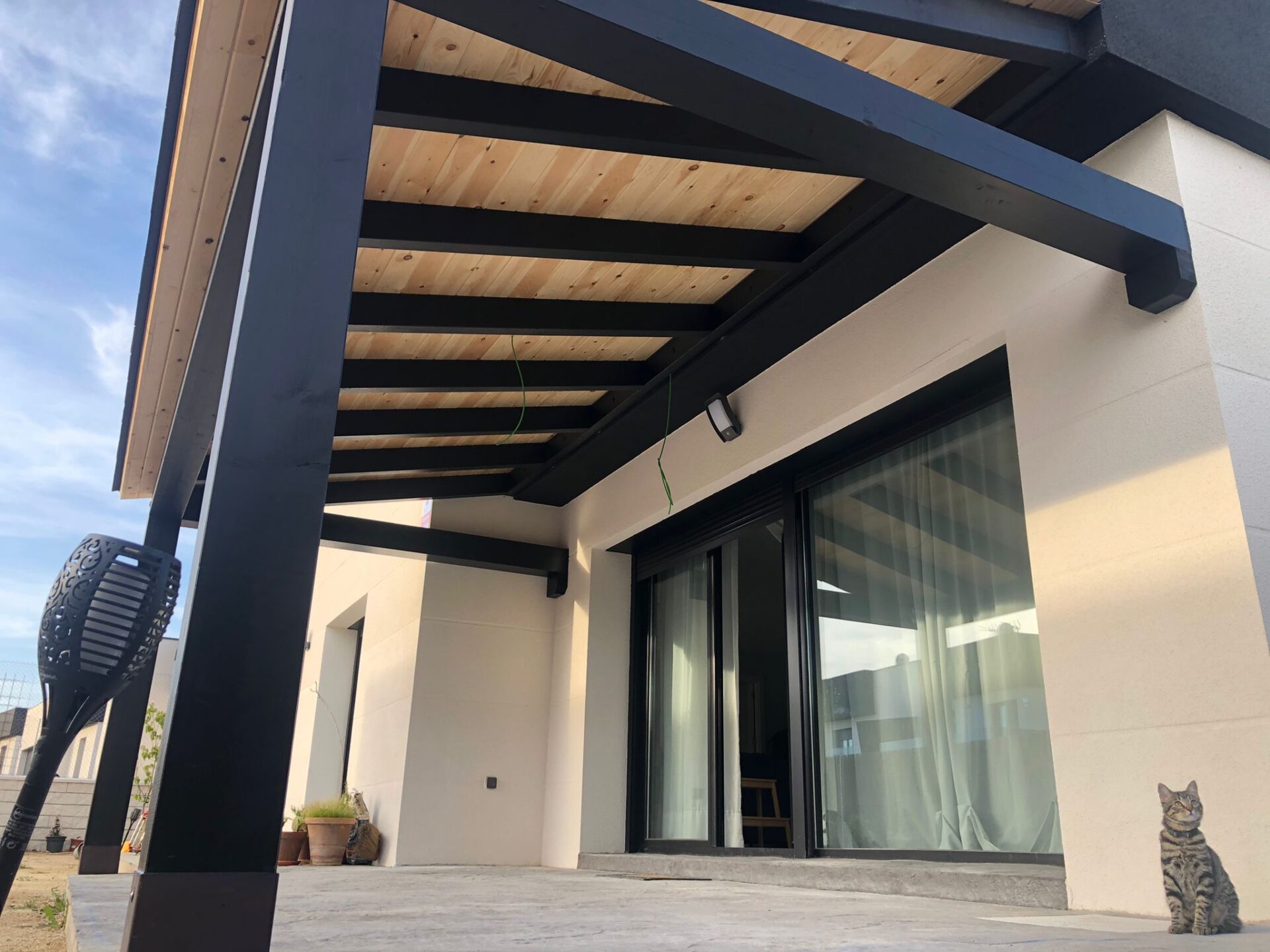 Contraste de colores en este porche de estilo moderno.