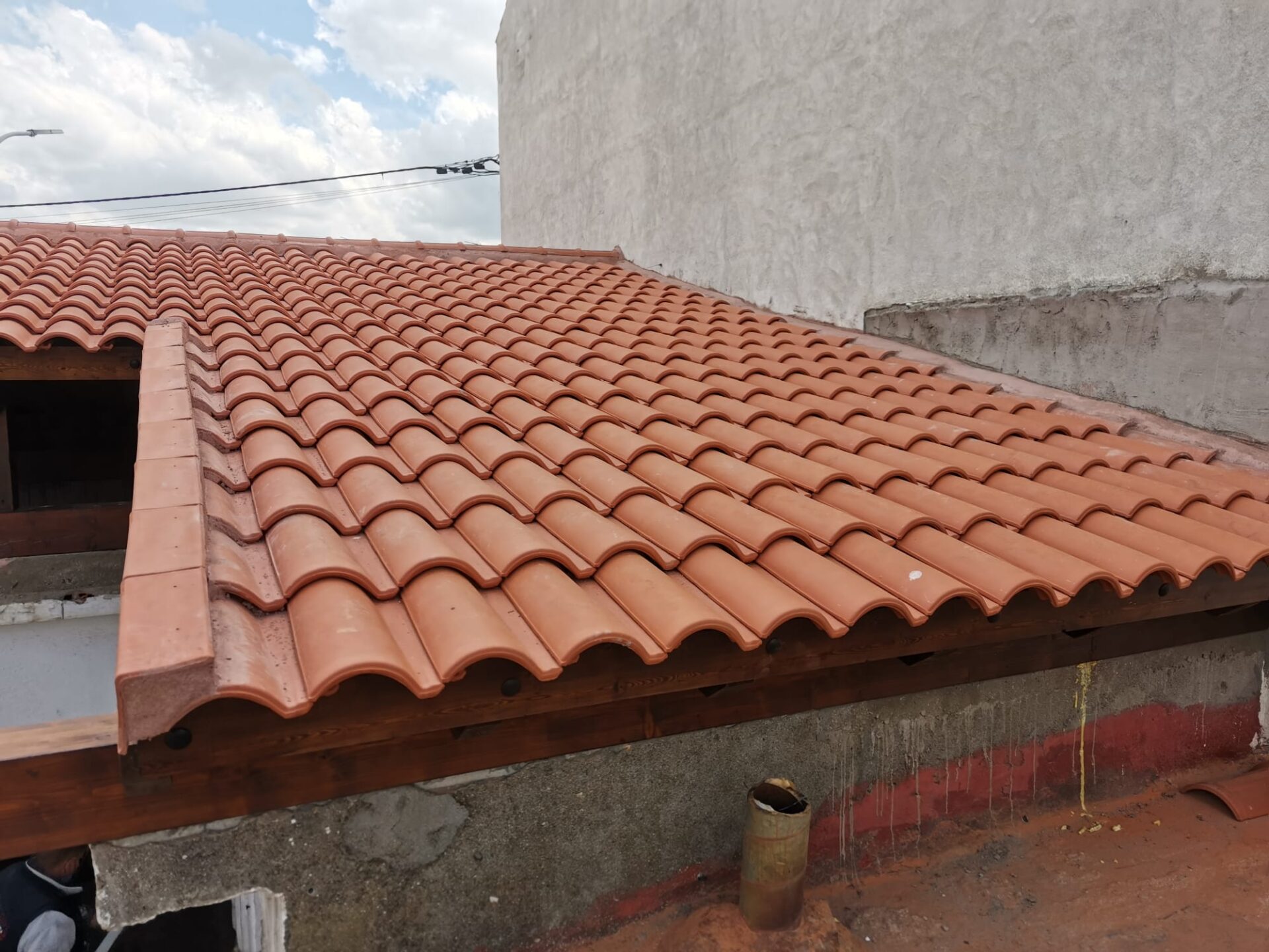 Cubierta de madera con teja cerámica.