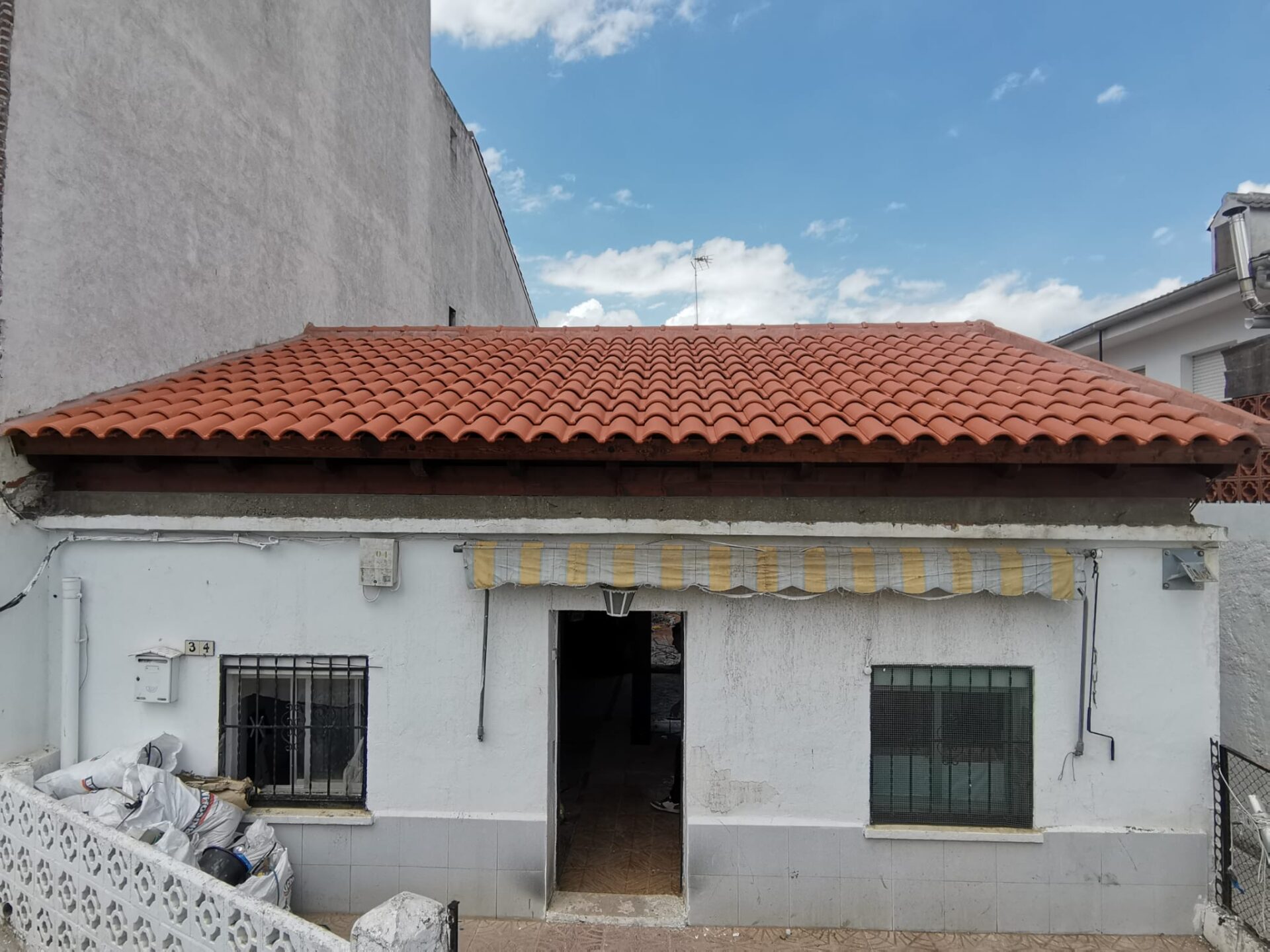 Vista de la fachada principal una vez terminada la cubierta.