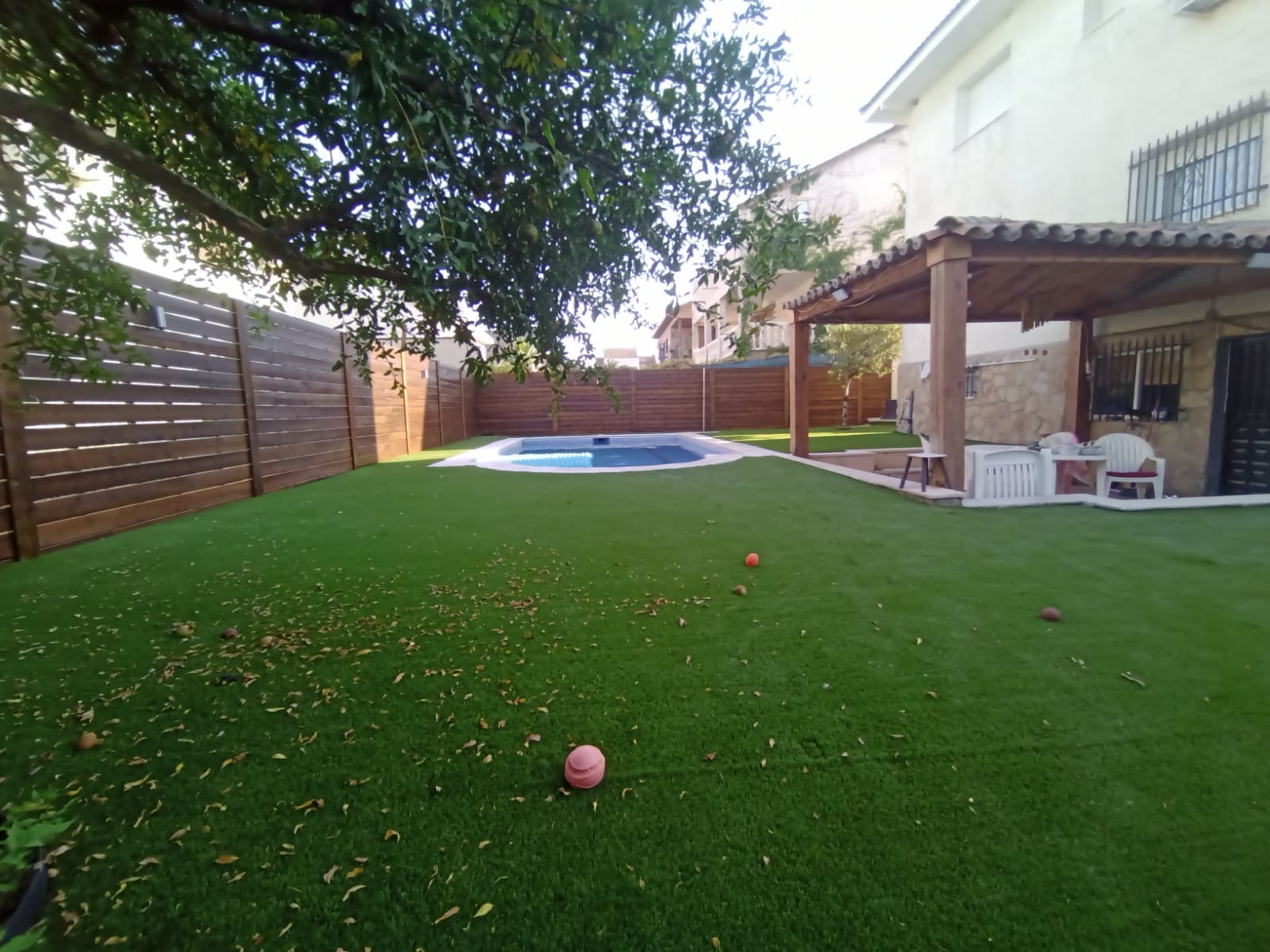Cerrando el jardín con una valla de madera.