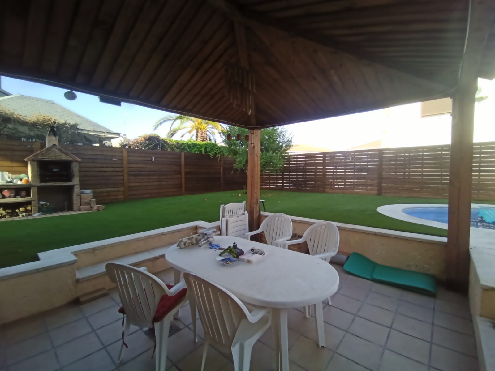 Cerrando el jardín con una valla de madera.