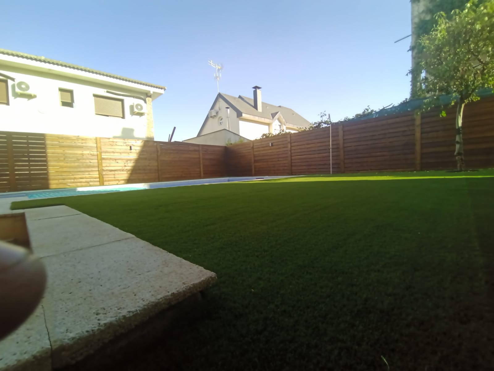 Cerrando el jardín con una valla de madera.