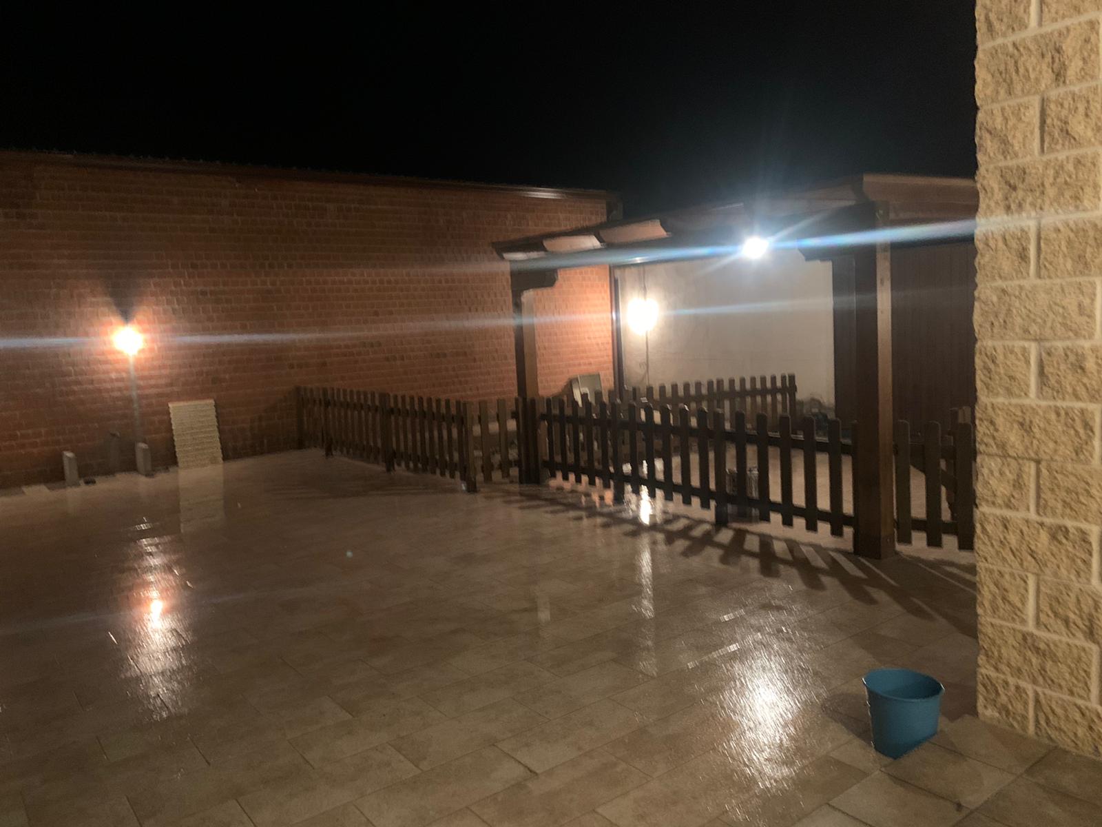 Valla de madera exterior con puerta estilo rancho.