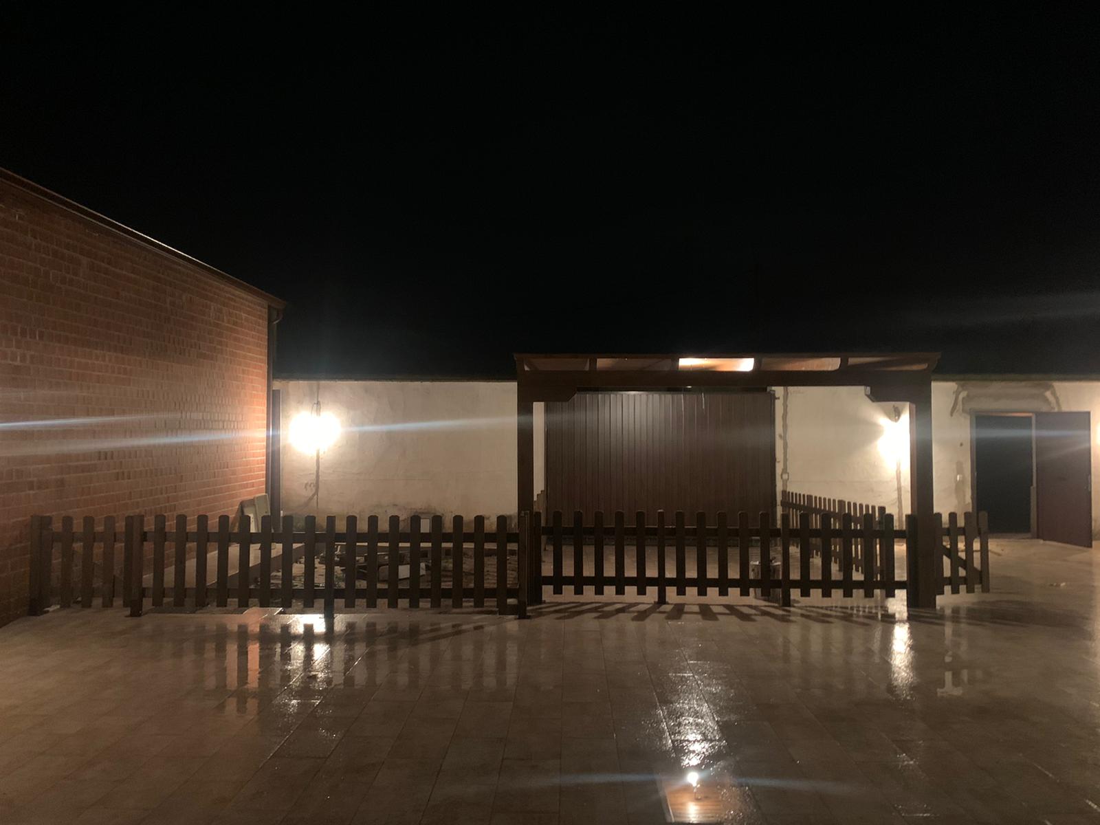 Valla de madera exterior con puerta estilo rancho.