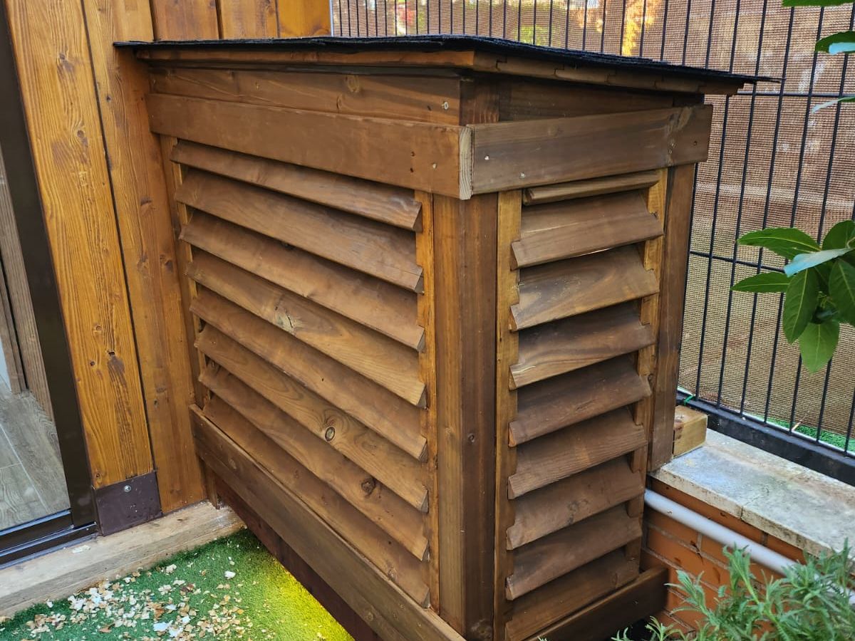 Caseta de madera para máquina de aire acondicionado. Caseta de madera para máquina de aire acondicionado.