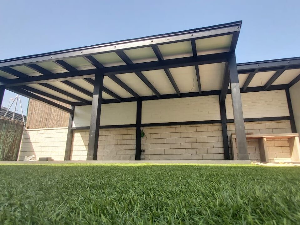 Contraste de colores en este porche de estilo moderno.