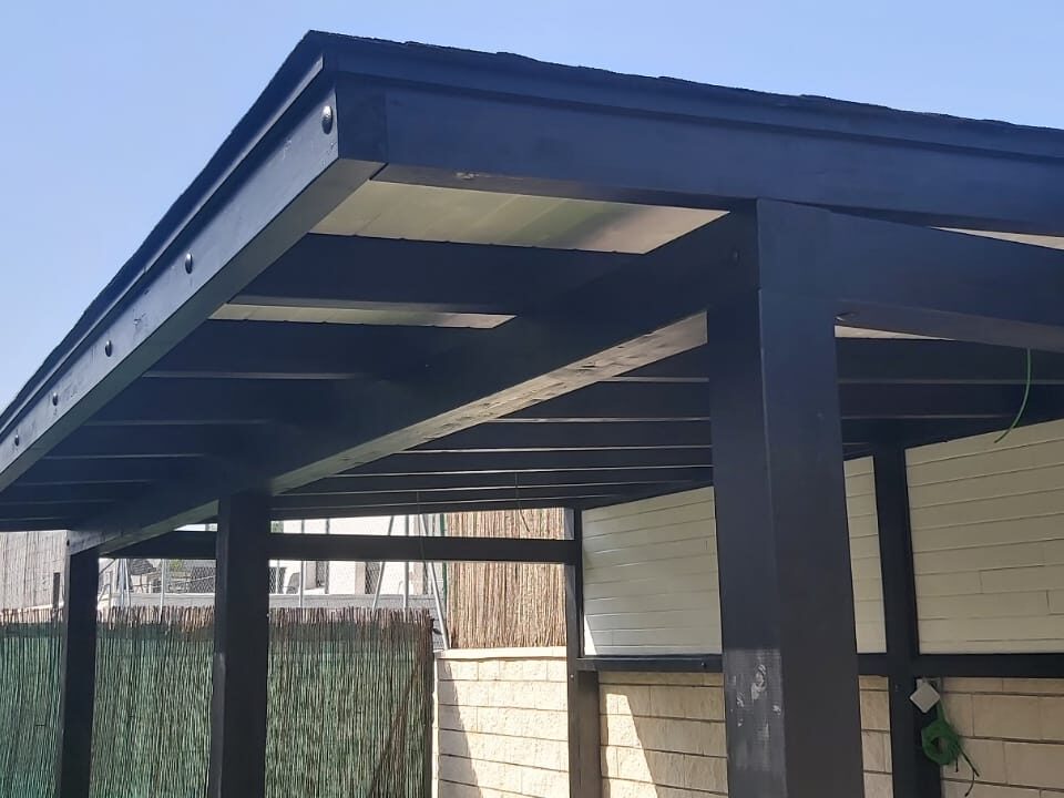 Contraste de colores en este porche de estilo moderno.