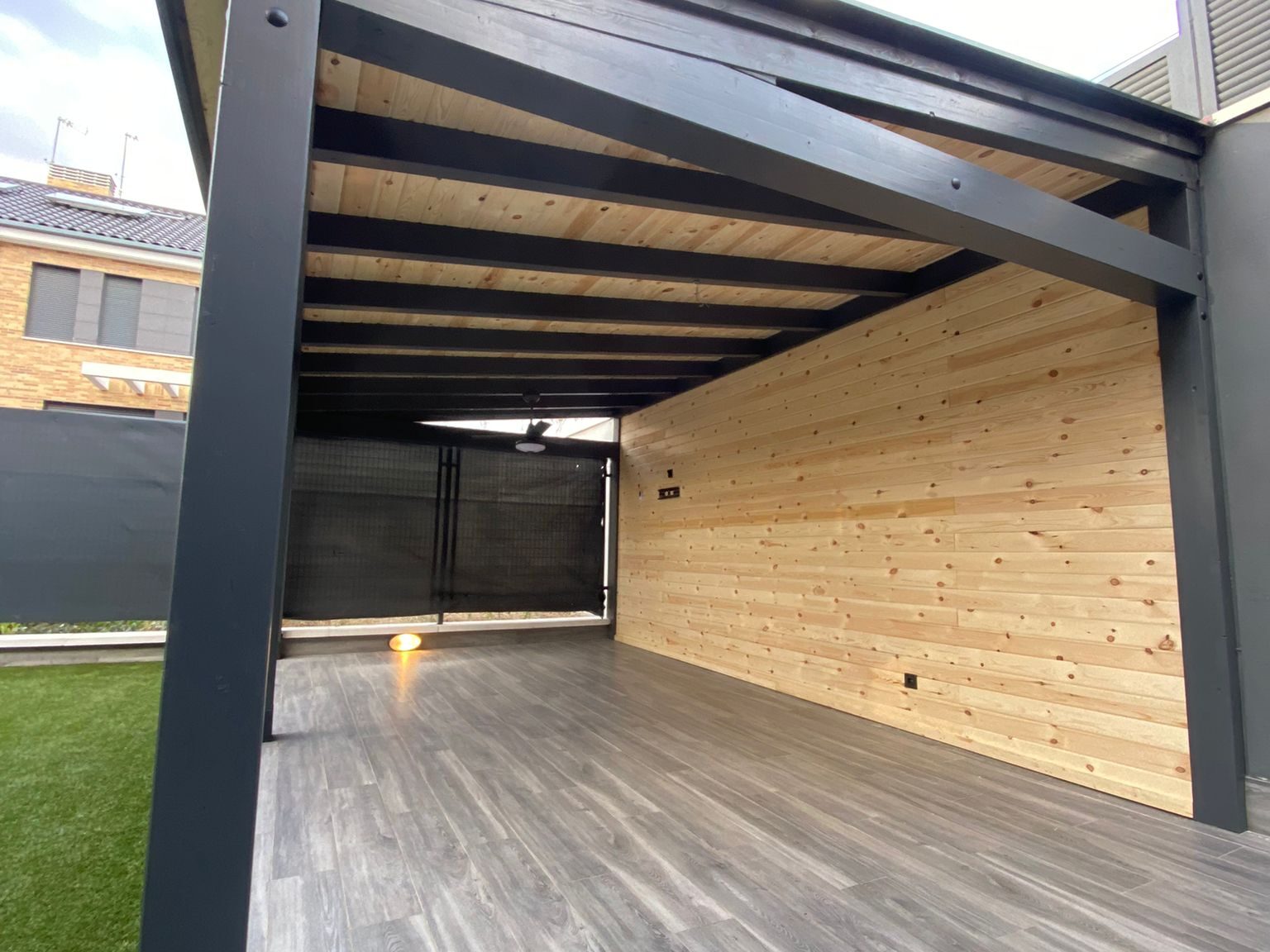 Porche para zona de garaje.