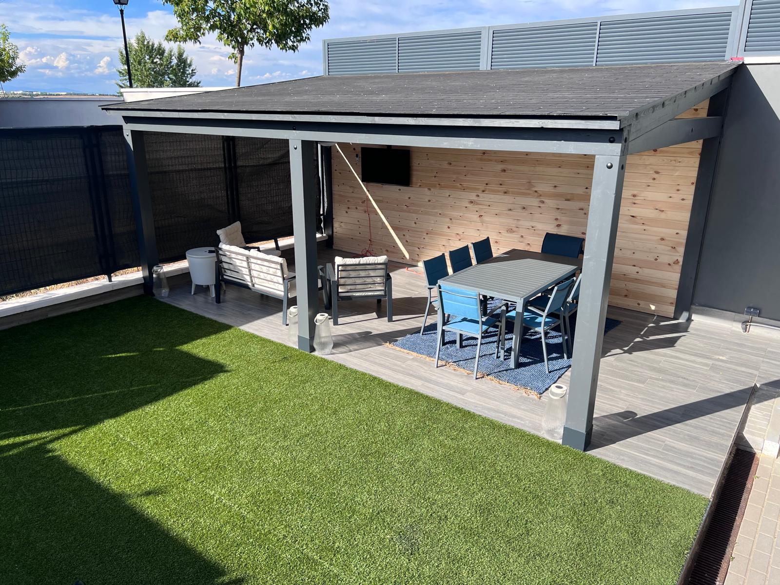 Porche para zona de garaje.