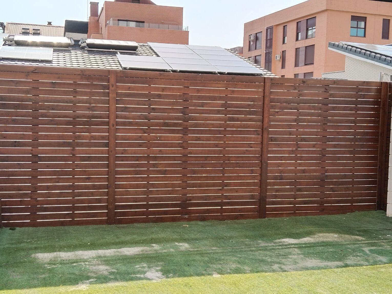 Hermosa celosía de madera natural.