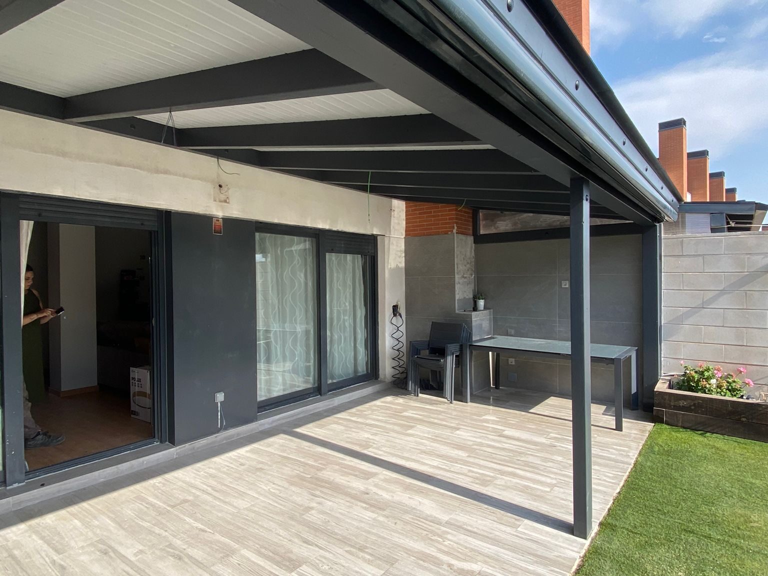 Porche de estilo moderno en dos colores.