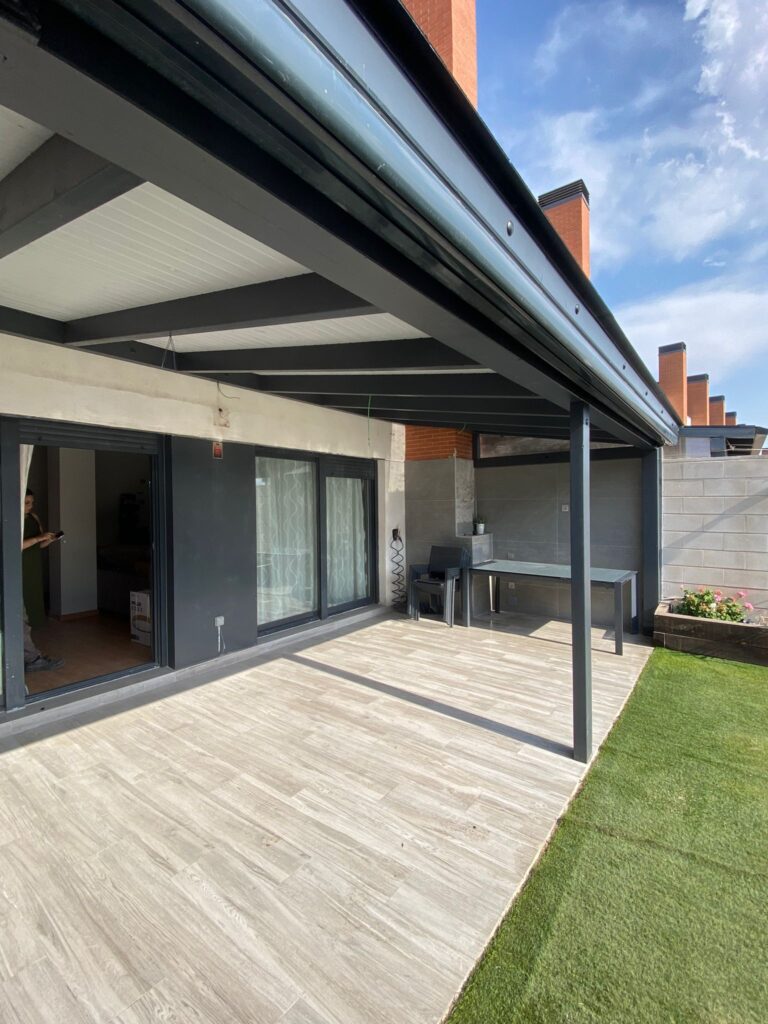 Porche de estilo moderno en dos colores.