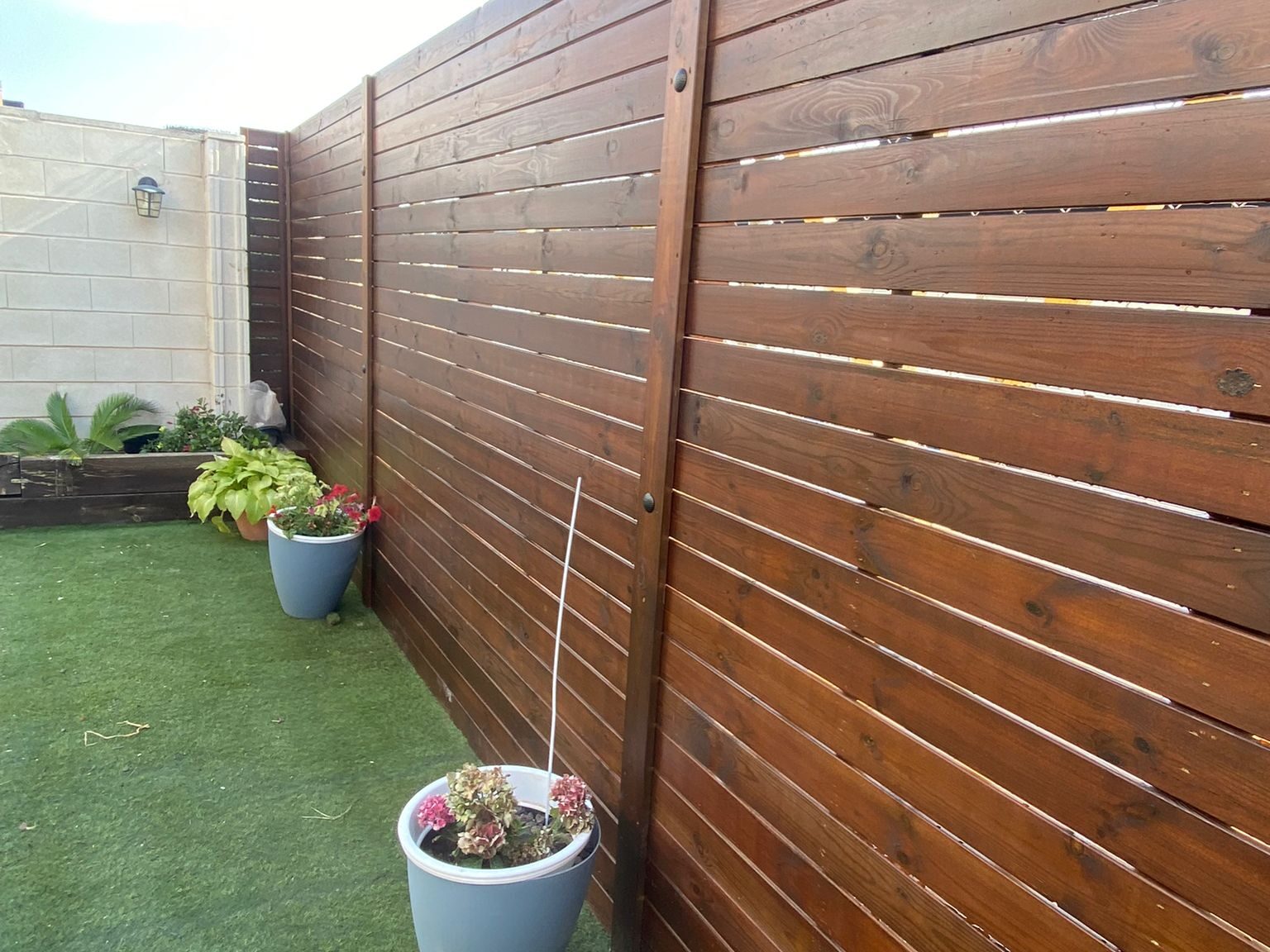 Hermosa celosía de madera natural.