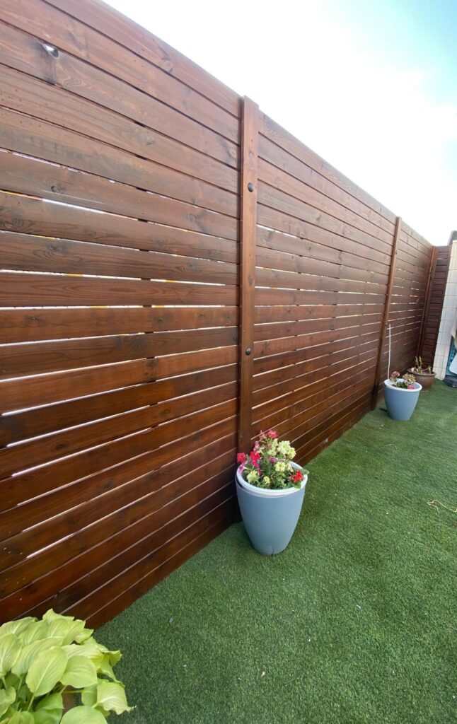 Hermosa celosía de madera natural.