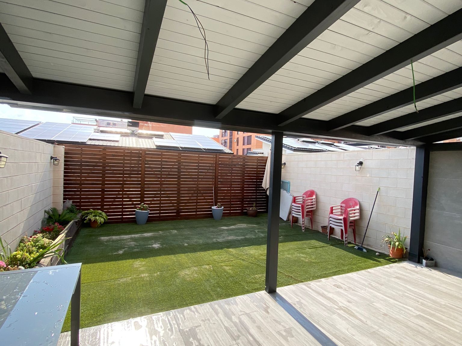 Porche de estilo moderno en dos colores.