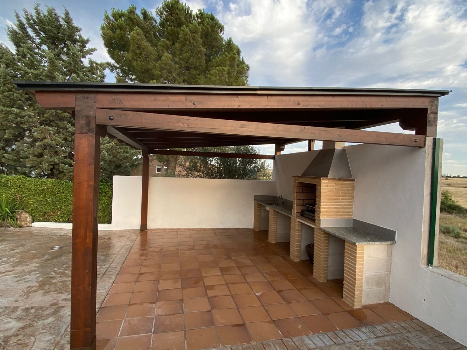 Porche para zona de barbacoa.