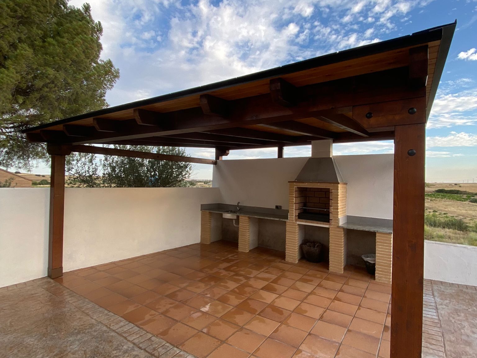Porche para zona de barbacoa.