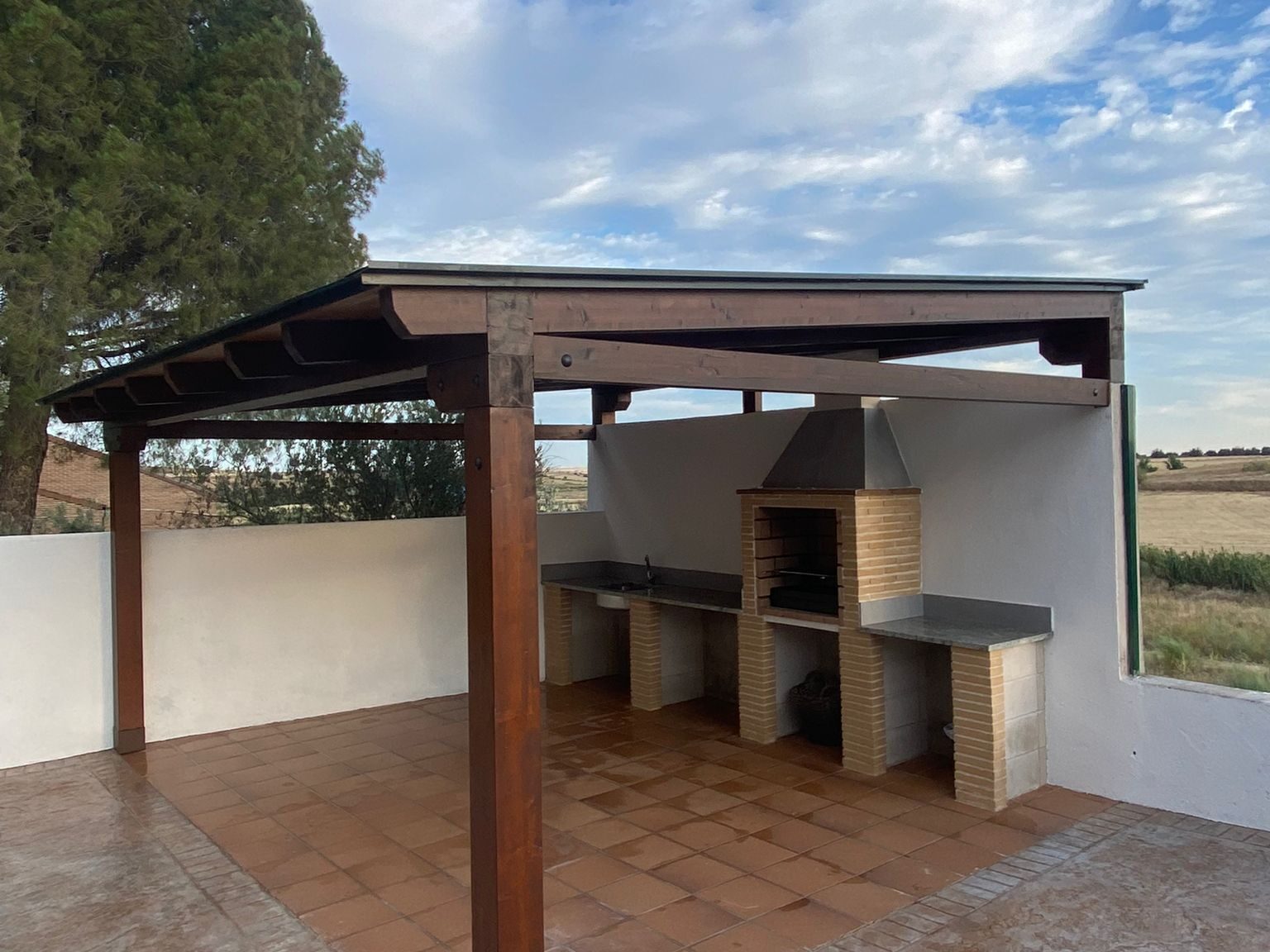 Porche para zona de barbacoa.