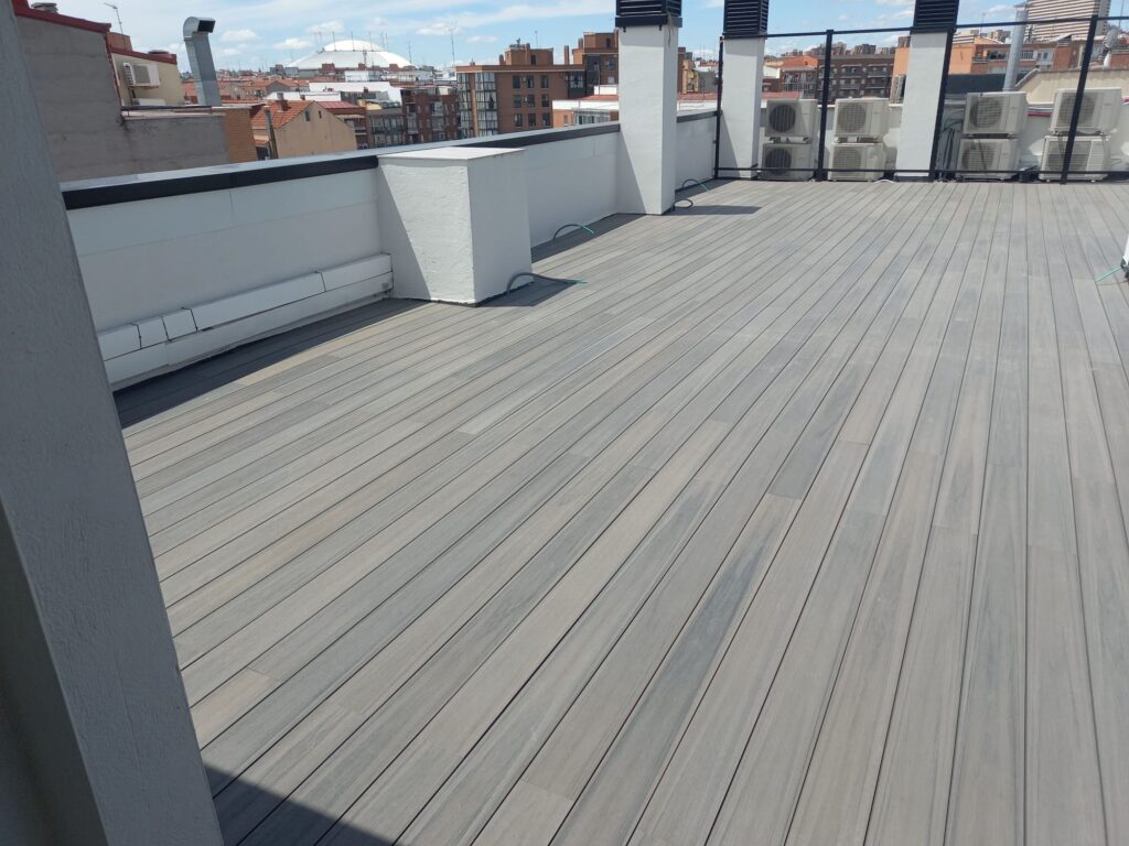 Suelo de azotea terminado en tarima.