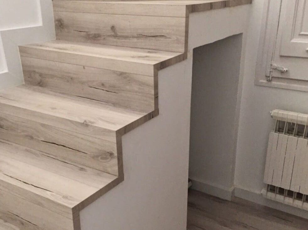 Escalera interior de tarima.