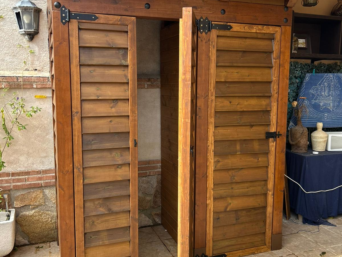 Caseta de jardín con tejado cerámico. Caseta de jardín con tejado cerámico.